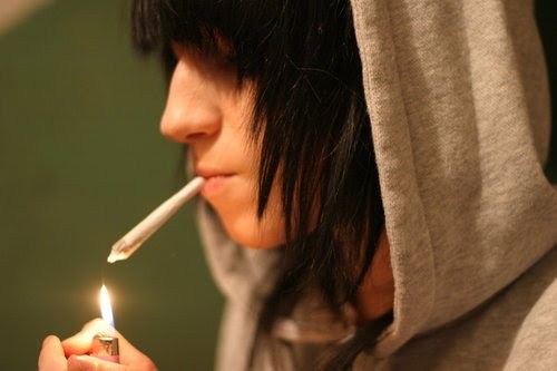 Boy-emo-girl-marijuana-smoking-Favim.com-192485